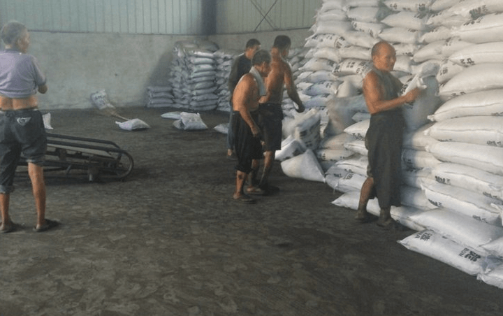 工人們把木質(zhì)<a href=http://fliange.cn/zzhxt/ target=_blank class=infotextkey>柱狀活性炭</a>裝袋，打包準備發(fā)車