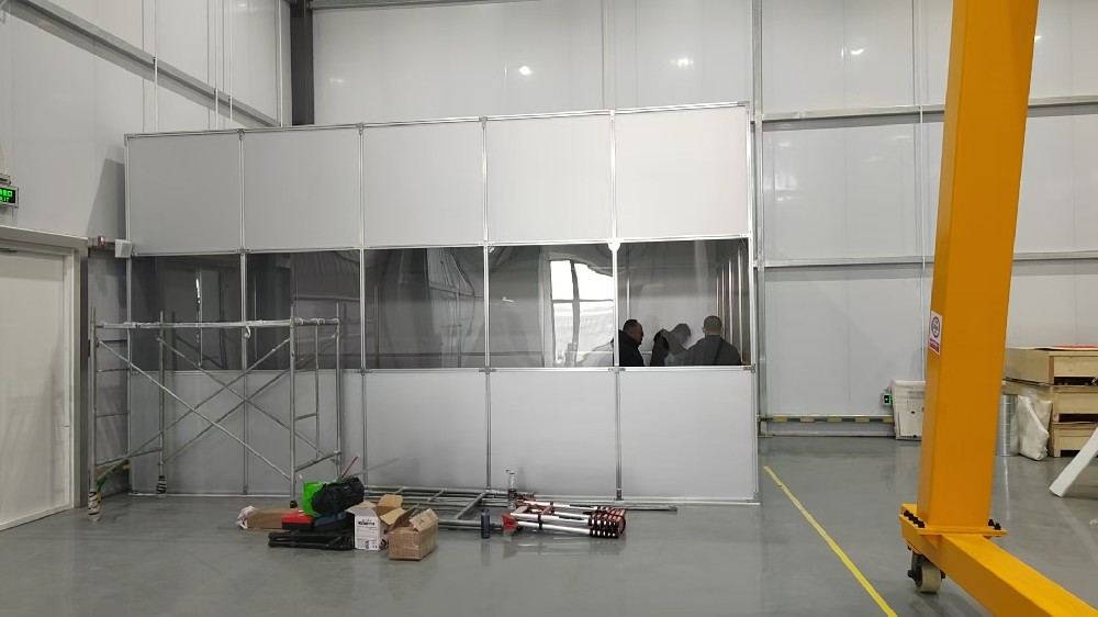 如何確保鋁塑板百級(jí)潔凈棚的氣流均勻性，避免局部污染？